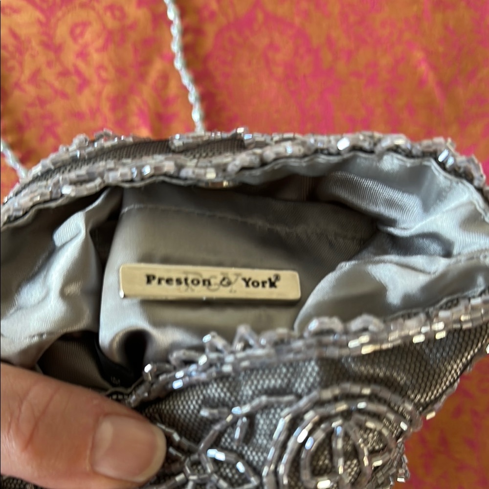Preston & York Silver Gray Crossbody Bag with Sleek Design - Picture 2 of 4